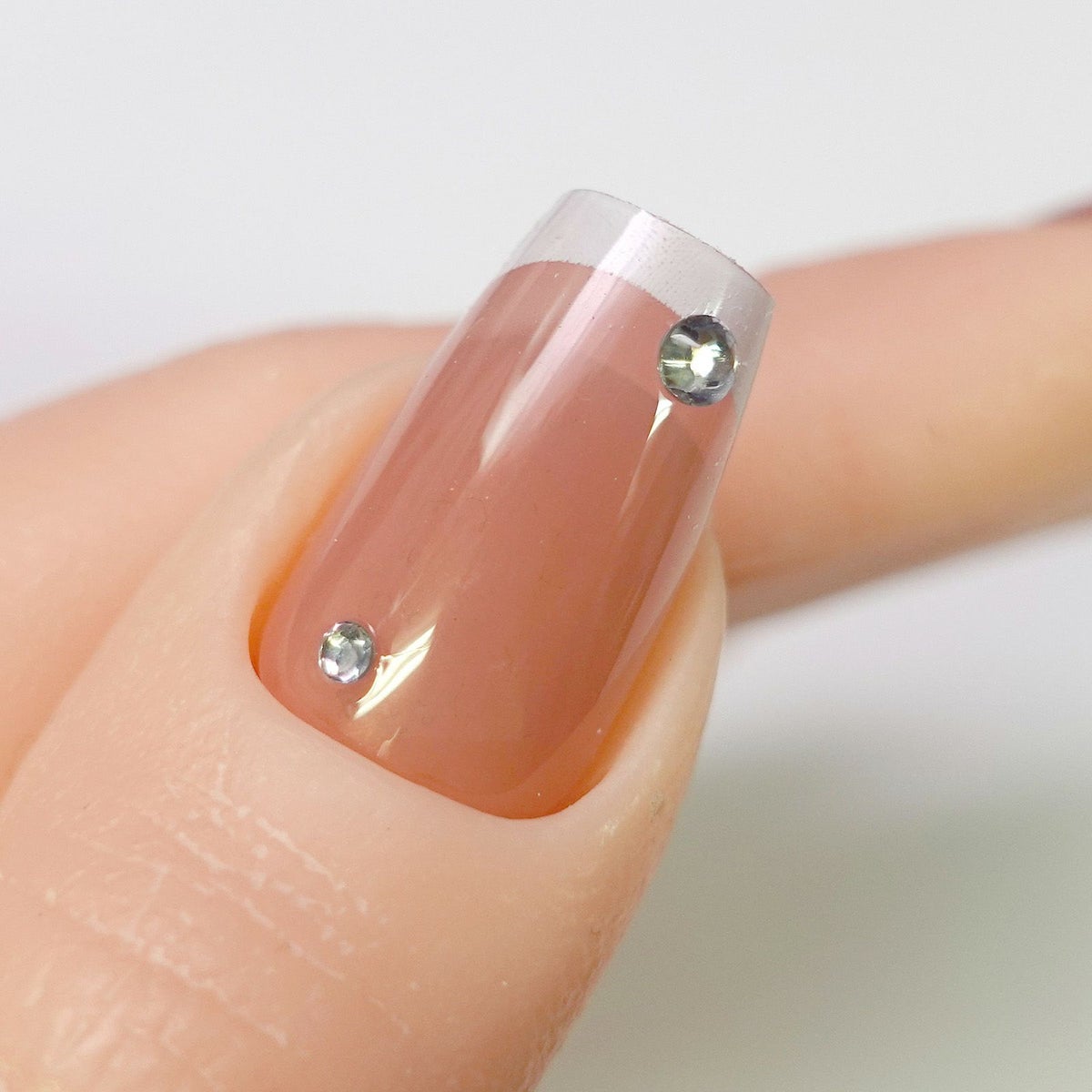 ビジュー付フレンチネイルデザイン[デザイン済ネイルチップ]