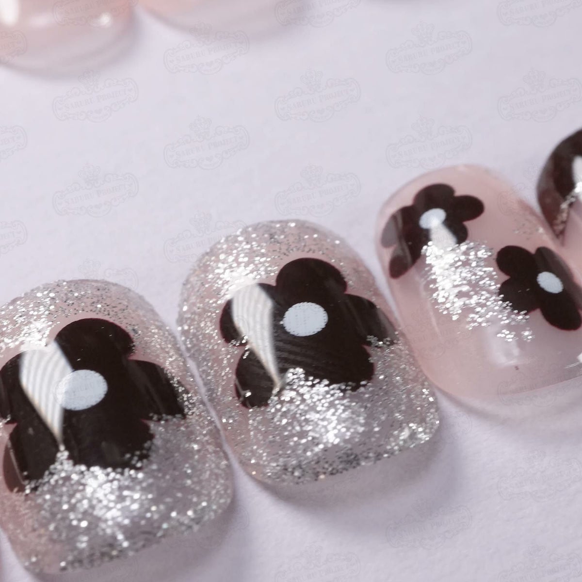 ビジュー付フレンチネイルデザイン[デザイン済ネイルチップ]