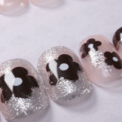 ビジュー付フレンチネイルデザイン[デザイン済ネイルチップ]