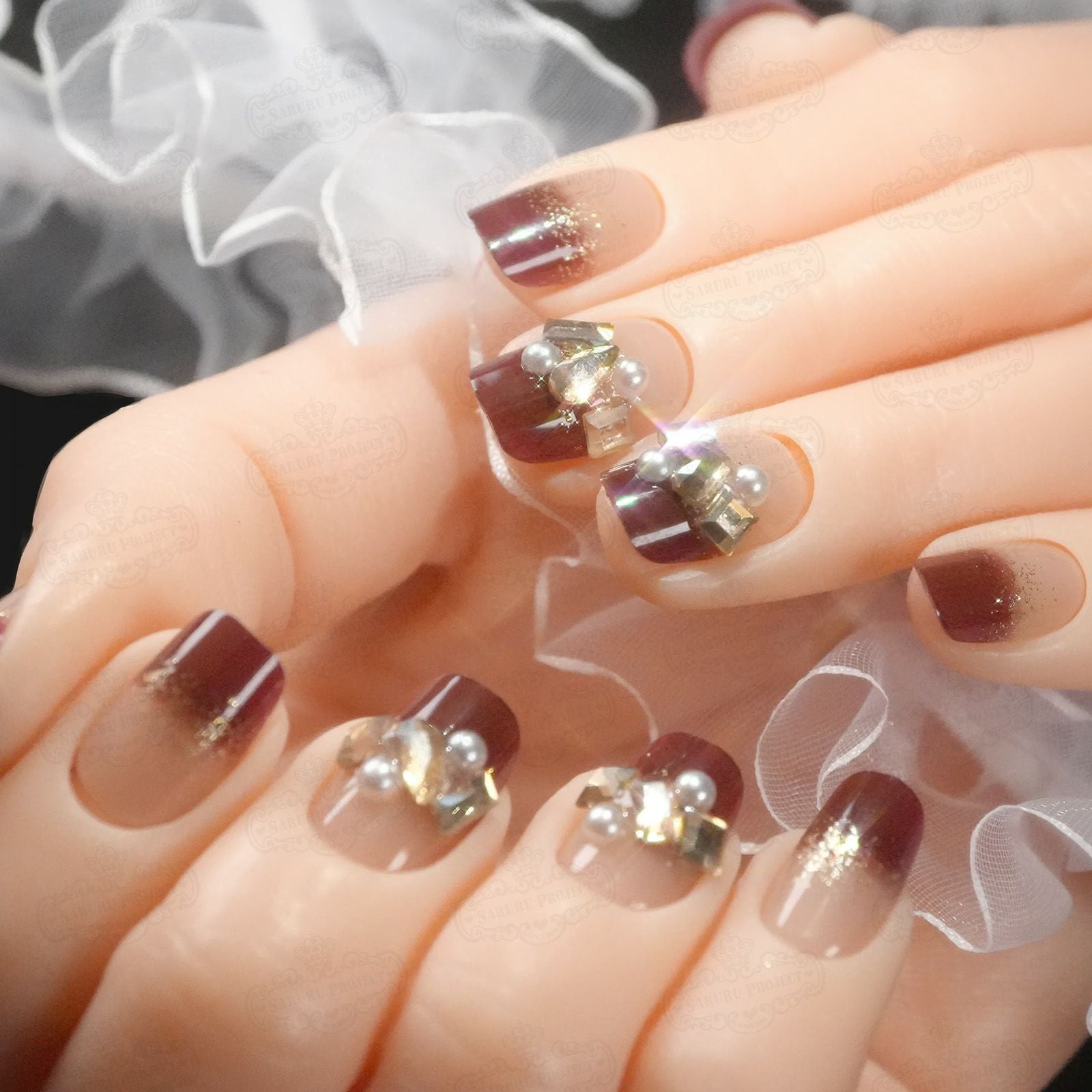 ショートボルドービジューフレンチ[デザイン済ネイルチップ