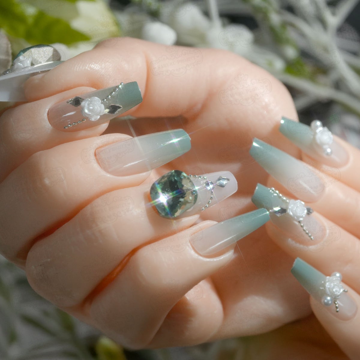 グリーンビジューネイル[デザイン済ネイルチップ]