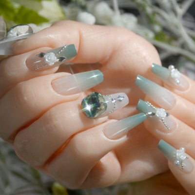 グリーンビジューネイル[デザイン済ネイルチップ]