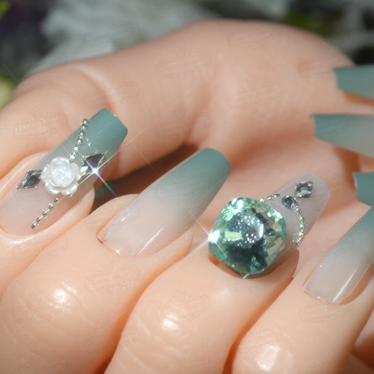 グリーンビジューネイル[デザイン済ネイルチップ]