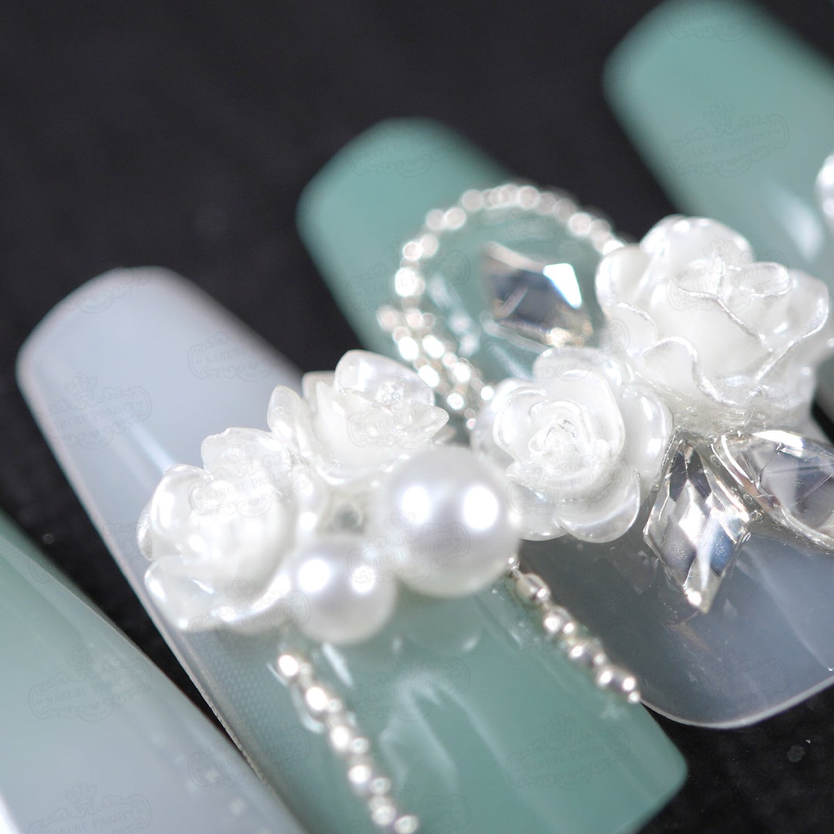 グリーンビジューネイル[デザイン済ネイルチップ]