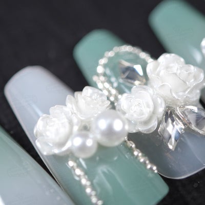 グリーンビジューネイル[デザイン済ネイルチップ]