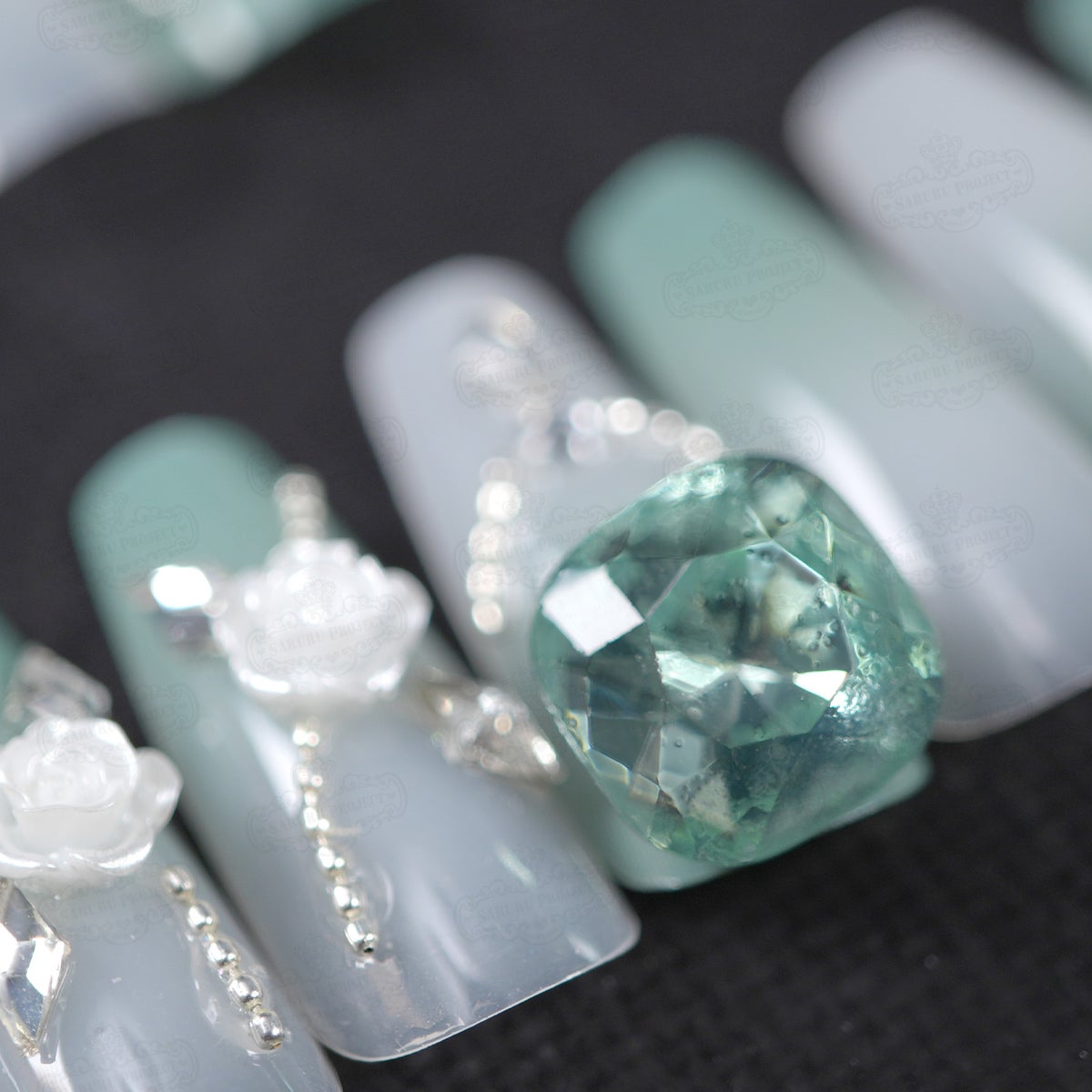 グリーンビジューネイル[デザイン済ネイルチップ]