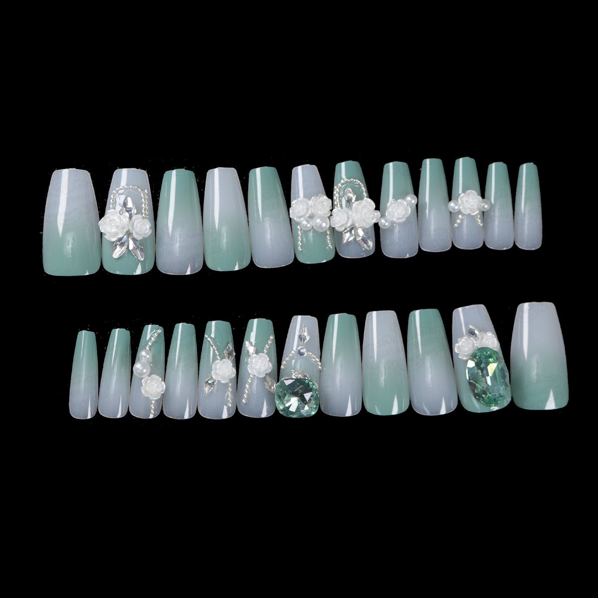 グリーンビジューネイル[デザイン済ネイルチップ]